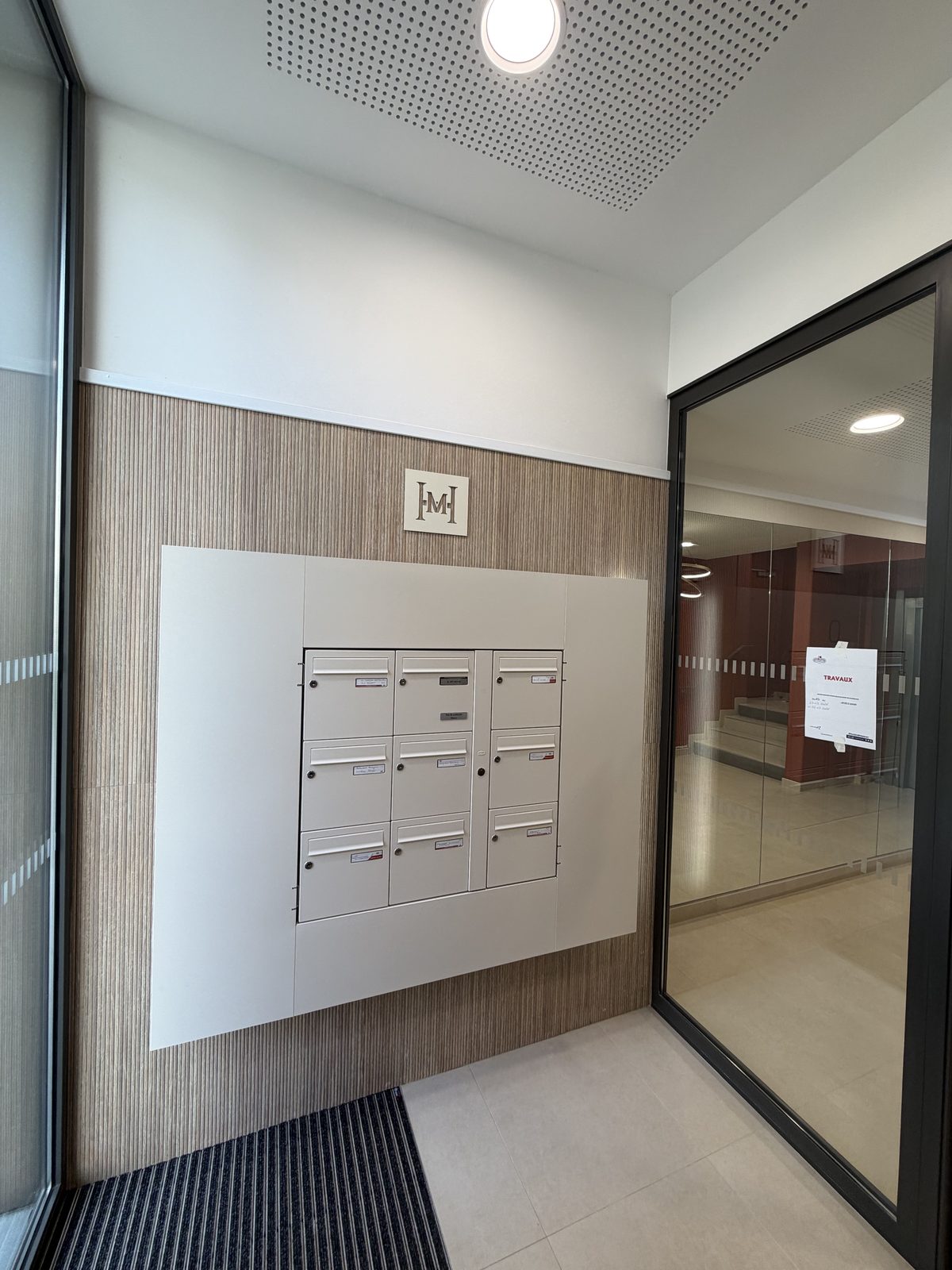 Hall d'entr&eacute;e et bo&icirc;tes aux lettres