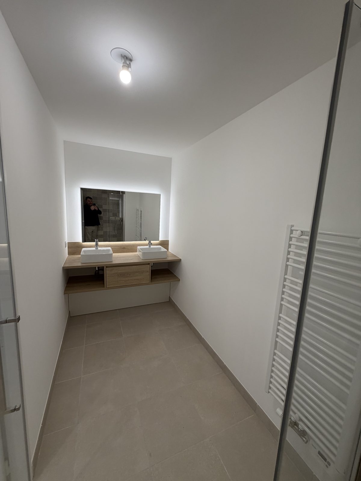 Salle de bain double vasque avec miroir LED