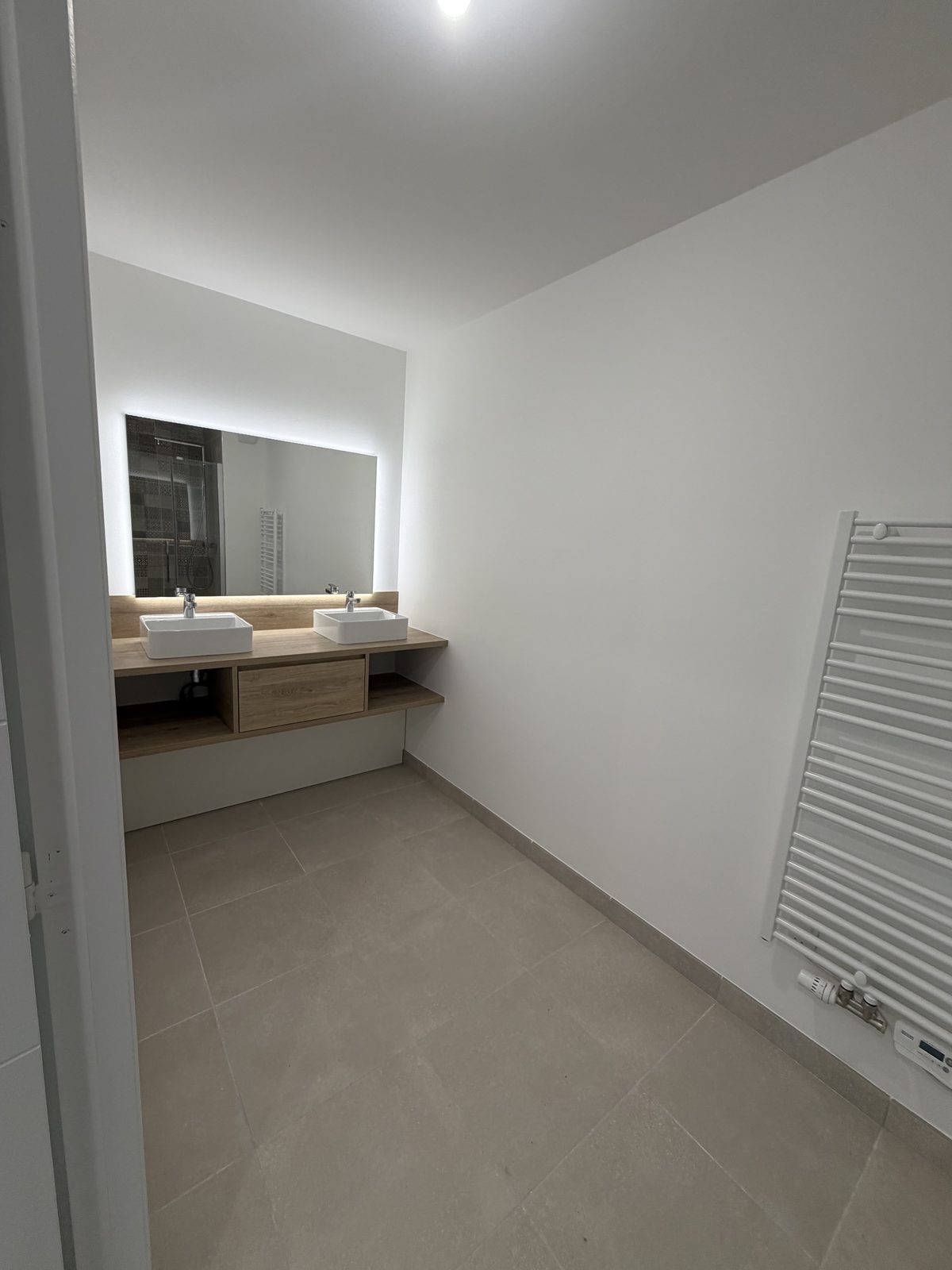 Vasques et miroir r&eacute;tro&eacute;clair&eacute;