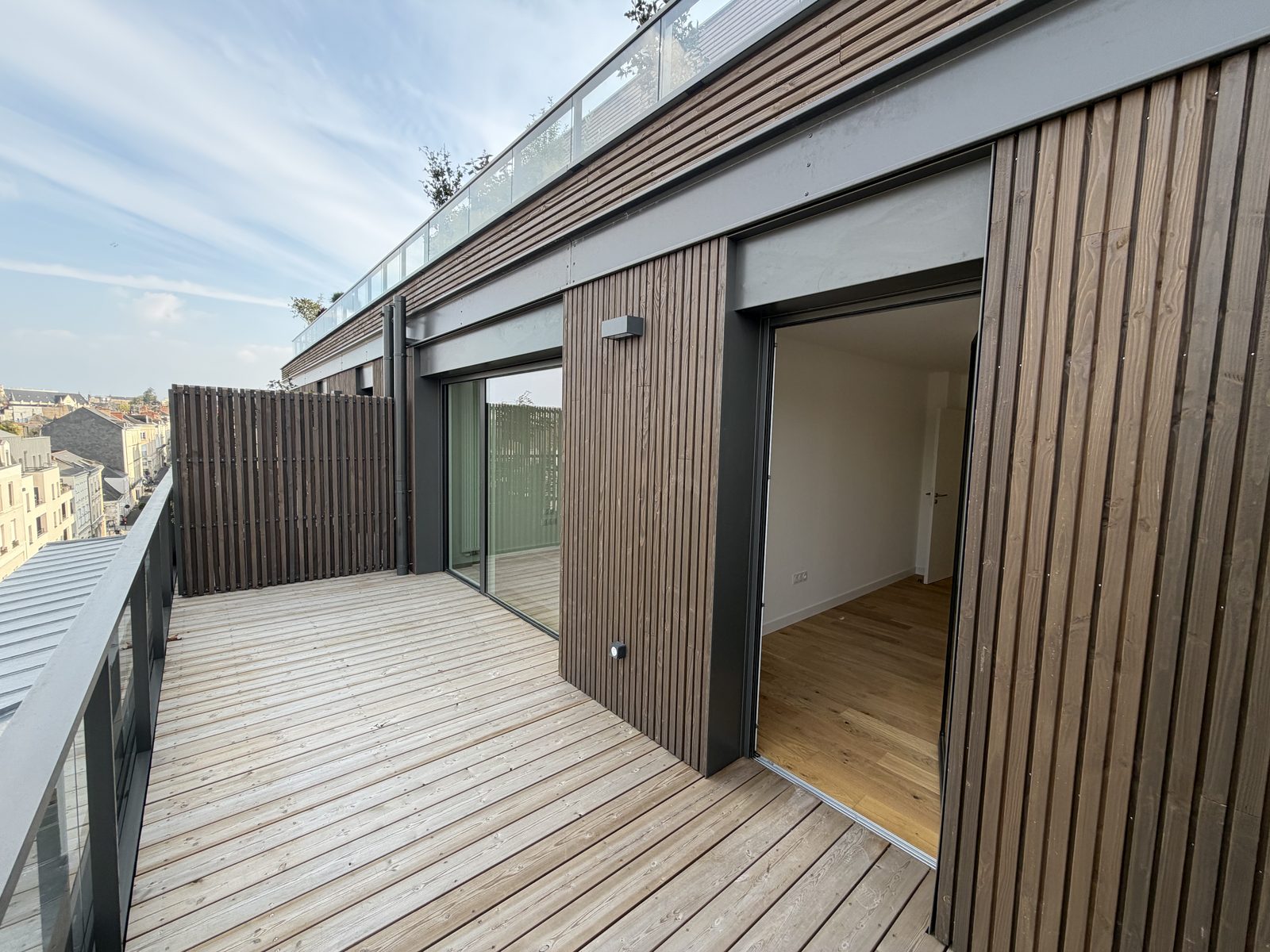 Terrasse bois avec bardage contemporain