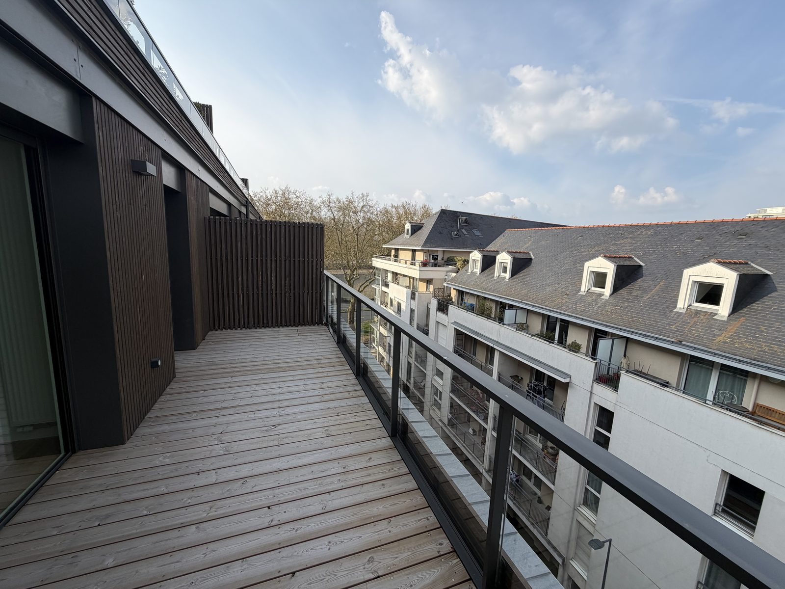 Terrasse vue d&eacute;gag&eacute;e sur les toits