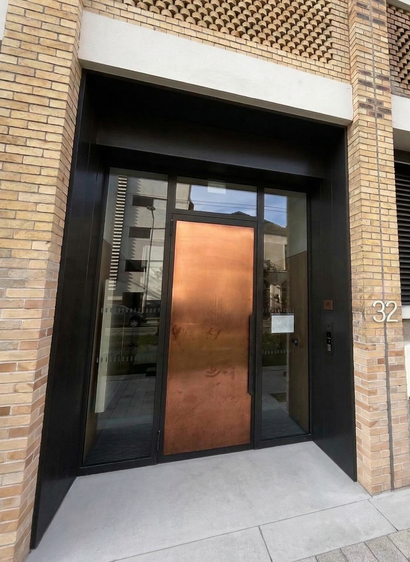 Porte d'entr&eacute;e cuivr&eacute;e du 32 rue Thiers
